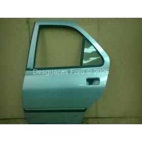 Puerta trasera izquierda Peugeot 406 II azul clara. 